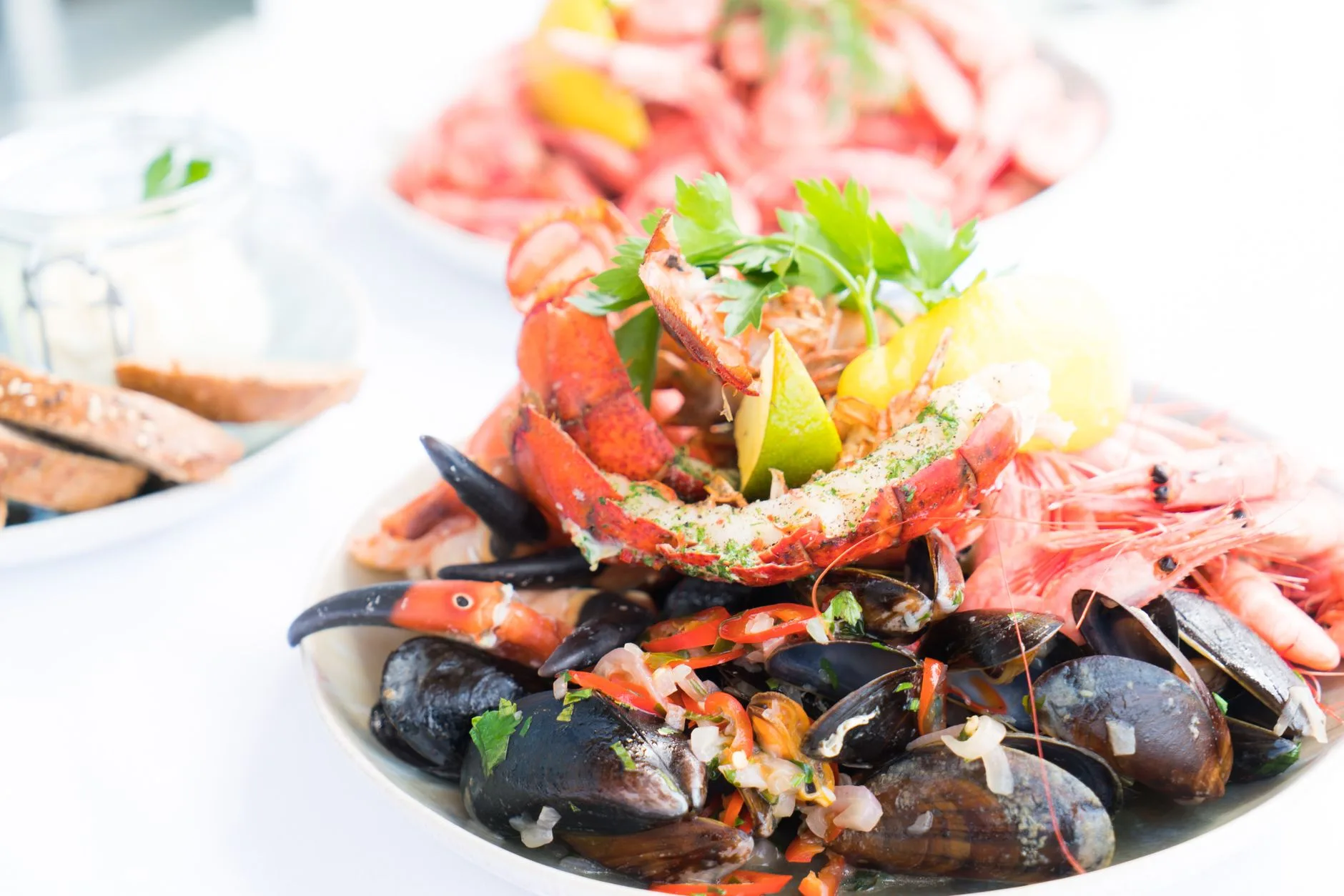 Moules et crevettes servies dans un plat, spécialités de la côte picarde