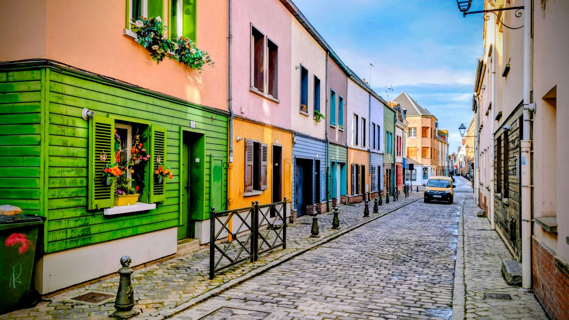 ️ Le quartier Saint-Leu : canaux, façades et terrasses